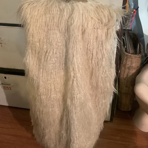 Free People Faux fur vest Nwot - Picture 5 of 5